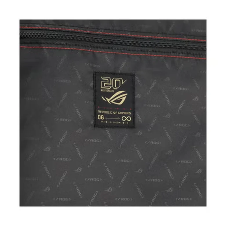 ASUS ROG SLASH BT3701 Edition 20 – תקריב בטנה עם סמל מהדורת 20 השנה – צילום תקריב מקורי של היצרן