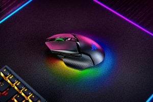 עכבר Razer Basilisk V3 Pro 35K שחור עם תאורת RGB; המקלדת והמשטח להמחשה ואינם כלולים