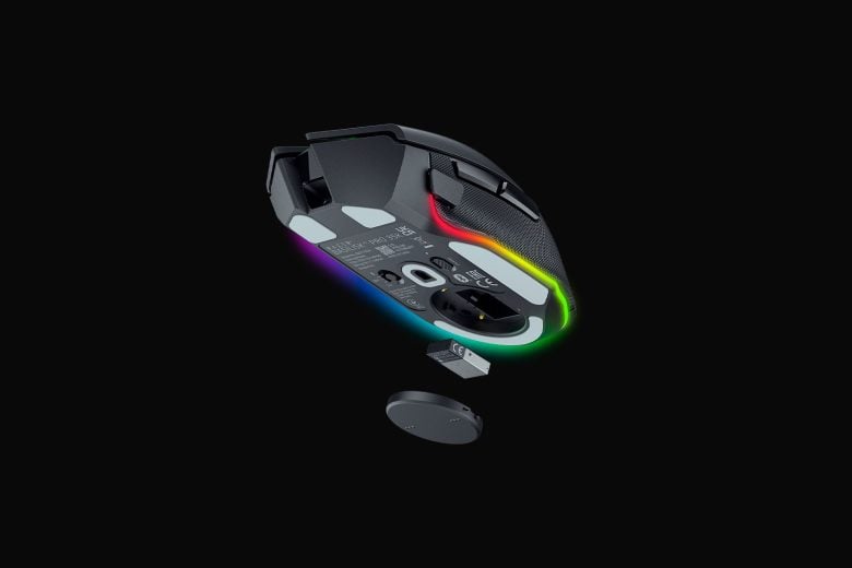 עכבר Razer Basilisk V3 Pro 35K שחור, מבט תחתית עם סימון 35K ומקלט HyperSpeed