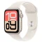 Apple Watch SE 3 44mm – אלומיניום סטארלייט, Starlight Sport Band – מבט אלכסוני