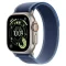 Apple Watch Ultra 3 49mm – טיטניום טבעי, Blue/Bright Blue Trail Loop – מבט אלכסוני