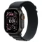 Apple Watch Ultra 3 49mm – טיטניום שחור, Black Alpine Loop – מבט אלכסוני