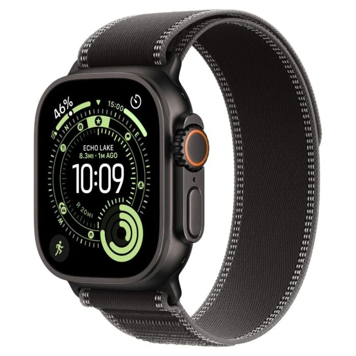Apple Watch Ultra 3 49mm – טיטניום שחור, Black/Charcoal Trail Loop – מבט אלכסוני