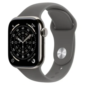 Apple Watch Series 11 42mm – טיטניום טבעי, Stone Grey Sport Band – מבט אלכסוני